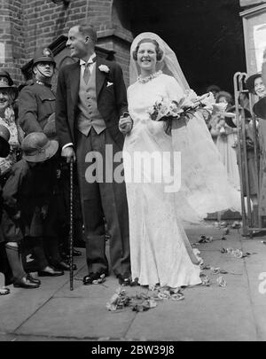 Tochter des Kanzlers des Exkaktors verheiratet. Frau Dorothy Chamberlain, heiratet Herrn Stephen Lloyd in der alten Kirche Chelsea. Das Foto zeigt die Braut und den Bräutigam. 24 Juli 1935 Stockfoto