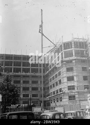 Europas größter Wohnblock wird bombenfest Schutz an Albany Street und Euston Road haben. Das Dach der neuen Wohnungen ausgießen. 25 Juli 1935 Stockfoto