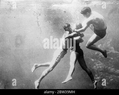 Beobachten Sie einen Lebensretter bei der Arbeit . Einer von einer Reihe von spannenden unter Wasser Bilder von der Red Cross Society of America gemacht, um lebensrettende Methoden zu demonstrieren, bei Silver Springs, Florida, ein Ort für sein klares Wasser bekannt. 25 Juli 1935 Stockfoto