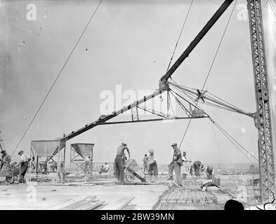 Europas größter Wohnblock wird bombenfest Schutz an Albany Street und Euston Road haben. Das Dach der neuen Wohnungen ausgießen. 25 Juli 1935 Stockfoto