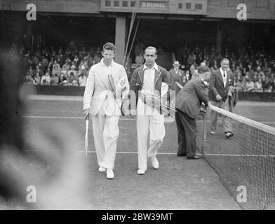 Donald Budge (links) von Amerika traf Henner Henkel (rechts) von Deutschland in den Singles, wenn die Inter-Zone-Finale des Davis-Cup-Turnier zwischen den Top-Ländern begann in Wimbledon. 20 Juli 1935 Stockfoto