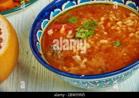 Chorba Frik: Traditionelle Suppe, algerische Küche, traditionelle mediterrane Gerichte, Blick von oben. Stockfoto