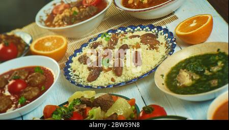 Algerische Küche, traditionelle mediterrane Gerichte, Blick von oben. Stockfoto