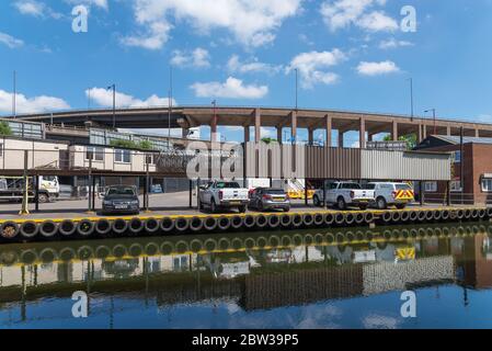 Birmingham und Fazeley Canal in Nechells, Birmingham in der Nähe der Gravelly Hill Interchange, auch bekannt als Spaghetti Junction Stockfoto