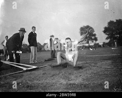 Paris Schüler Athleten treffen London Team zum ersten Mal in Rutlish Schule, Merton, London. Foto zeigt, D E Redsull von Rutlish School, den Gewinn der Weitsprung-Veranstaltung. 26 Juli 1935 Stockfoto