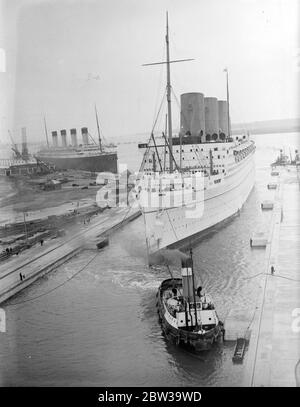 RMS Empress of Britain betritt das Trockendock am Gravierdock von King George V, nachdem es mit einem Frachtboot namens Kapristan kollidierte, das ihren Bogen beschädigt hat. 20 Juli 1935 Stockfoto