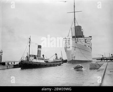 RMS Empress of Britain betritt das Trockendock am Gravierdock von King George V, nachdem es mit einem Frachtboot namens Kapristan kollidierte, das ihren Bogen beschädigt hat. 20 Juli 1935 Stockfoto