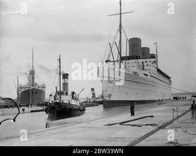 RMS Empress of Britain betritt das Trockendock am Gravierdock von King George V, nachdem es mit einem Frachtboot namens Kapristan kollidierte, das ihren Bogen beschädigt hat. 20 Juli 1935 Stockfoto