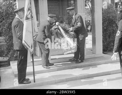 Prince Bismarck begrüßt britische Kriegsterben. Deutsche Ex-Soldaten, die im 1. Weltkrieg gefangen genommen wurden, besuchen Brighton auf einer Pilgerreise des Friedens und des guten Willens als Gäste des Rechtszweiges der British Legion. 23 Juni 1935 Stockfoto
