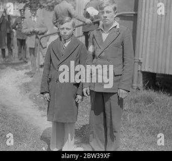 Unfalltod Urteil über Lawrence von Arabien . Albert Hargreaves und Frank Fletcher, die Jungen in den Unfall verwickelt verlassen nach der Inquest. 21 März 1935 Stockfoto