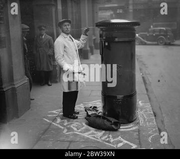 GPO 's einzige Mitarbeiter Säule Box Maler tritt nach 48 Jahren Dienst. Der einzige ständige Säulenmaler, der jemals bei der Post beschäftigt war, Herr Alfred H West of Tottenham, zieht sich an seinem 70. Geburtstag in den Ruhestand. Herr West hat Malerei London Pfeiler Boxen für 48 Jahre und berechnet, er hat fast gemalt 40,000 . Herr West bei der Arbeit an einem Londoner Pfeiler-Kasten . August 1937 Stockfoto