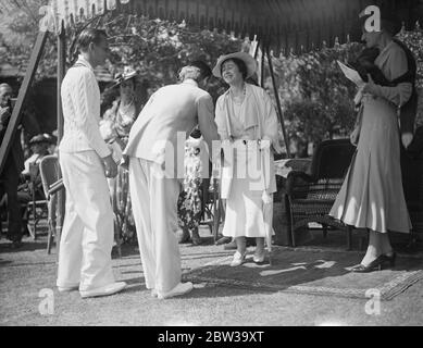 Herzogin von York schüttelt sich die Hände mit H W Austin mit Fred Perry auf der Suche . Juli 1935 Stockfoto