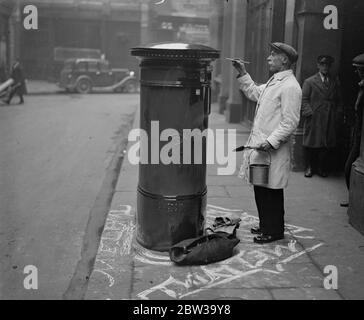 GPO 's einzige Mitarbeiter Säule Box Maler tritt nach 48 Jahren Dienst. Der einzige ständige Säulenmaler, der jemals bei der Post beschäftigt war, Herr Alfred H West of Tottenham, zieht sich an seinem 70. Geburtstag in den Ruhestand. Herr West hat Malerei London Pfeiler Boxen für 48 Jahre und berechnet, er hat fast gemalt 40,000 . Herr West bei der Arbeit an einem Londoner Pfeiler-Kasten . August 1937 Stockfoto