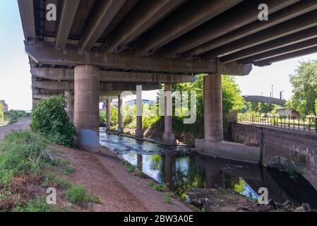 Unterseite der autobahn m6 in Nechells, Birmingham in der Nähe der Gravelly Hill Interchange auch als Spaghetti Junction bekannt Stockfoto