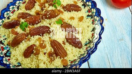 Safran und Raisin Couscous, algerische Küche, traditionelle mediterrane Gerichte, Blick von oben. Stockfoto