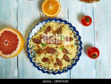 Safran und Raisin Couscous, algerische Küche, traditionelle mediterrane Gerichte, Blick von oben. Stockfoto