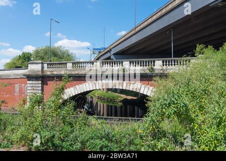 Brücke über den Fluss Teme unter der autobahn m6 in Nechells, Birmingham in der Nähe der Gravelly Hill Interchange auch als Spaghetti Junction bekannt Stockfoto