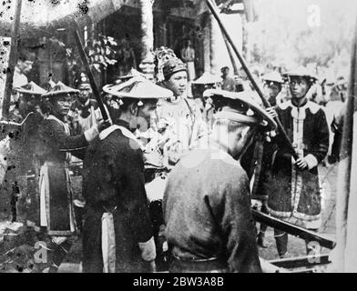 Mit altem Prunk und zeremoniellem Bao Dai, Kaiser von Annam, französischem Indo China, wurde Nguhen Hue Hao verheiratet. Die Hochzeit wurde mit großer Freude von den Untertanen des Kaisers gefeiert. Foto zeigt, Kaiser Bao Dai Ankunft für die Trauung. 16. April 1934 Stockfoto