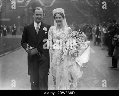 Miss Barbara Waterfield heiratete mit Herrn Adam Morris in St. Margaret ' s, Westminster. Miss Barbara Waterfield , Tochter von Oberst und Frau Waterfield von Attlebridge, Norwich war mit Herrn Adam Denzil Morris in St. Margaret ' s Church, Westminster verheiratet. Zwei vierjährige Kinder waren unter den Brautwartinnen. Es waren Judy Miller und Michael Cripps. Letzteres ist ein Enkel von Sir Frederick Grips und ein Urenkel von Lord Vestey. Der Bräutigam ist ein Sohn von Sir William Morris , früher Gouverneur der Vereinigten Provinzen und Assam und jetzt Vizekanzler der Durham University . Foto Stockfoto