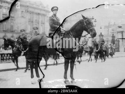 König Leopold überprüft Brüssel Garnison zum ersten Mal . Zum ersten Mal führte König Leopold II. Von Belgien die jährliche Überprüfung der Truppen aus der Brüsseler Garnison vor dem Königlichen Palast durch. Foto zeigt König Leopold auf dem Pferd, als Truppen vorbeizogen. 10. April 1934 Stockfoto