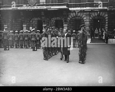 Prince of Wales inspiziert Künstler Gewehre vor Royal Academy Bankett, London. Der Prinz von Wales inspiziert eine Ehrenwache der Artists Gewehre, bevor er das jährliche Bankett der Royal Academy im Bulington House besucht. Mai 1934 Stockfoto