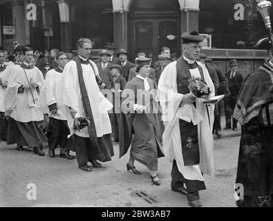 Jungs von St Dunstans College schlagen die Grenzen von St Dunstans im Osten. Boys of St Dunstans College Catford, führte die jährliche Zeremonie der Schranken der Parish of St Dunstan in Idol Lane, East London. Mai 1934 Stockfoto