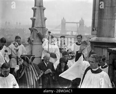 Jungs von St Dunstans College schlagen die Grenzen von St Dunstans im Osten. Boys of St Dunstans College Catford, führte die jährliche Zeremonie der Schranken der Parish of St Dunstan in East London. Foto zeigt die Gruppe auf einem Kirchturm mit Tower Bridge im Hintergrund. Mai 1934 Stockfoto