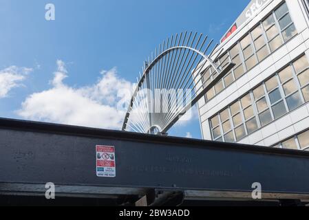 Rohrbrücke mit Anti-Climb-Vorrichtung über den Birmingham und Fazeley Canal in Nechells, Birmingham Stockfoto