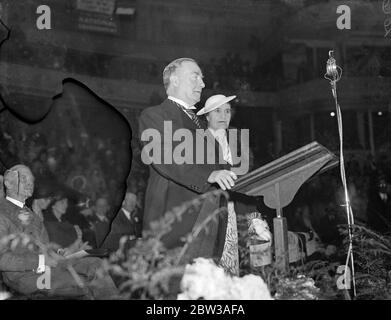 Stanley Baldwin spricht vor der Nationalen Union der konservativen und unionistischen Vereinigungen. Stanley Baldwin sprach vor einer riesigen Versammlung von Vertretern der Nationalen Union konservativer und unionistischer Vereinigungen in der Royal Albert Hall in London. Foto zeigt Herrn Stanley Baldwin in seiner Rede bei der Sitzung . Neben ihm ist Frau Regina Evans , Vorsitzende des zentralen Beratenden Ausschusses für Frauen . 11 Mai 1934 Stockfoto