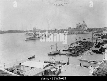 Hitler und Mussolini treffen sich in Venedig und erreichen Einigung. Treffen in Venedig, Hitler von Deutschland und Mussolini von Italien haben eine Einigung erzielt. Es bereitet den Weg für die Rückkehr Deutschlands in den Bund und sorgt für Österreichs Unabhängigkeit. Das Treffen der beiden Staatsmänner hat die Aufmerksamkeit der ganzen Welt auf sich gelenkt und ist eines der historischsten Ereignisse der modernen Politik. Es ist das erste Mal, dass die Diktatoren sich von Angesicht zu Angesicht begegnen. Blick auf den Canal Grande, mit vielen Torpedo-Boote im Kanal für die Gelegenheit, und Reihen der faschistischen Truppen an Land auf der rechten Seite gesehen. 16 Juni 1934 Stockfoto