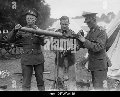 Armee inszeniert große Manöver auf Salisbury Plain . Die 23. Feldbrigade Royal Artillery kehrte nach einem Angriff auf die ' Westland Truppen ' unter dem Kommando von Brigadier W Green ins Lager zurück. Sie stehen unter dem Kommando von Brigadier A F Brooke, der die Eastland-Truppen kontrolliert. Sofort nach ihrer Rückkehr, Soldaten der 23. Feldbrigade gereinigt das Lager und die Waffen. Foto zeigt Soldaten der 28. Feldbrigade Royal Artillery Reinigung einer Waffe, mit Zelten im Hintergrund. 12. September 1934 Stockfoto