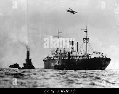 Insull brachte zurück in die USA. Samuel Insull, wurde zurück in die Vereinigten Staaten heute, 7. Mai. Früh am Morgen wurde er von der SS Exilona an die US Cutter USS Hudson in Ambrose Light außerhalb des New Yorker Hafens versetzt. Der Schneider brachte ihn nach Fort Hancock, wo er in einem Auto platziert wurde, zu einem Bahnhof in der Nähe und an Bord eines Zuges für Chicago, wo er auf Probe gestellt werden. Das Foto zeigt die Exilona, umgeben von Schleppern, während der Schneider USS Hudson neben sich zog. Ein Flugzeug flog über das Schiff mit Kameraleuten, die ihn an Bord des Schiffes zu schnappen versucht. 5 Stockfoto