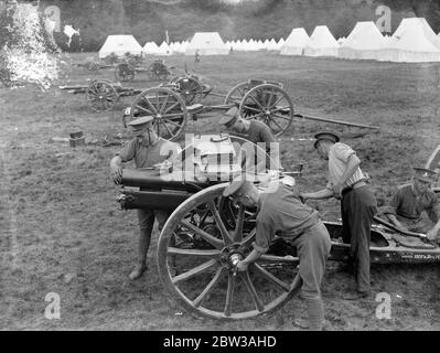 Armee inszeniert große Manöver auf Salisbury Plain . Die 23. Feldbrigade Royal Artillery kehrte nach einem Angriff auf die ' Westland Truppen ' unter dem Kommando von Brigadier W Green ins Lager zurück. Sie stehen unter dem Kommando von Brigadier A F Brooke, der die Eastland-Truppen kontrolliert. Sofort nach ihrer Rückkehr, Soldaten der 23. Feldbrigade gereinigt das Lager und die Waffen. Foto zeigt Soldaten der 28. Feldbrigade Royal Artillery, die eine Waffe reinigen. 12. September 1934 Stockfoto