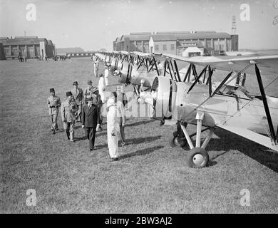 Ägyptische Luftgeschwader in Lympne vor dem Formationsflug nach Ägypten getestet. Zur Unterdrückung von Drogenschmuggel verwendet werden. Eine Flotte von zehn Avro Doppeldecker in England für die ägyptische Regierung gebaut wurde Tests und offizielle Inspektion am Lympne Aerodrome, Kent, bevor sie für einen Formationsflug nach Kairo. Die Flugzeuge werden in Ägypten für militärische Zwecke und zur Unterdrückung des Drogenverkehrs verwendet werden. Foto zeigt die ägyptische Charge d ' Affaires in London, H E Hakki Bey, Inspektion der Staffel in Lympne. 14. September 1934 Stockfoto