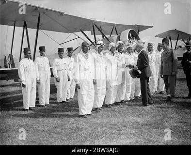 Ägyptische Luftgeschwader in Lympne vor dem Formationsflug nach Ägypten getestet. Zur Unterdrückung von Drogenschmuggel verwendet werden. Eine Flotte von zehn Avro Doppeldecker in England für die ägyptische Regierung gebaut wurde Tests und offizielle Inspektion am Lympne Aerodrome, Kent, bevor sie für einen Formationsflug nach Kairo. Die Flugzeuge werden in Ägypten für militärische Zwecke und zur Unterdrückung der Drogenhandel verwendet werden. Die Flugzeuge wurden von Kaimakam Tait Bey gekauft, ansonsten Squadron-Führer Victor Hubert Tait von der Royal Airforce, der die ägyptische Luftwaffe befehligt. Foto zeigt die ägyptischen Anladestellen in Stockfoto