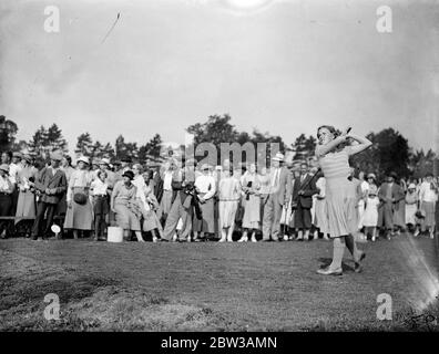 13 Jahre altes Mädchen spielt im Finale der Mädchen "Golf-Meisterschaften. Little Nancy Jupp 13 Jahre alte Wundermädchen Golfer fährt vom fünften Tee. 14. September 1934 Stockfoto