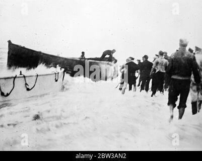 Dies sind die ersten Originalbilder, die London von der Katastrophe des amerikanischen Kreuzfahrtschiffes SS Morro Castle erreichen, in dem fast zweihundert Menschen ihr Leben verloren. Das Schiff wurde vor der Küste von Havanna durch Feuer zerstört. Die Ursache der Katastrophe , einer der größten in der maritimen Geschichte , ist immer noch ein Geheimnis , aber Beweise vor der untersuchungskommission in New York gegeben wies darauf hin, dass das Feuer von Anzien begonnen wurde . Foto zeigt eines der Rettungsboote der SS Morro Castle, die mit ihrer Last von Überlebenden am Spring Lake, New Jersey, befahren werden. 14. September 1934 Stockfoto