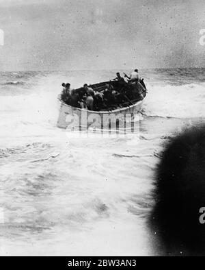 Dies sind die ersten Originalbilder, die London von der Katastrophe des amerikanischen Kreuzfahrtschiffes SS Morro Castle erreichen, in dem fast zweihundert Menschen ihr Leben verloren. Das Schiff wurde vor der Küste von Havanna durch Feuer zerstört. Die Ursache der Katastrophe , einer der größten in der maritimen Geschichte , ist immer noch ein Geheimnis , aber Beweise vor der untersuchungskommission in New York gegeben wies darauf hin, dass das Feuer von Anzien begonnen wurde . Foto zeigt eines der Rettungsboote der SS Morro Castle kämpft seinen Weg zu Land mit Überlebenden. 14. September 1934 Stockfoto