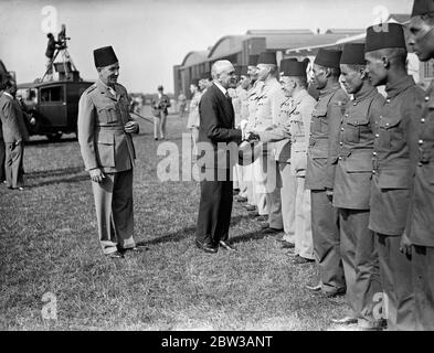 Ägyptische Luftgeschwader in Lympne vor dem Formationsflug nach Ägypten getestet. Zur Unterdrückung von Drogenschmuggel verwendet werden. Eine Flotte von zehn Avro Doppeldecker in England für die ägyptische Regierung gebaut wurde Tests und offizielle Inspektion am Lympne Aerodrome, Kent, bevor sie für einen Formationsflug nach Kairo. Die Flugzeuge werden in Ägypten für militärische Zwecke und zur Unterdrückung des Drogenverkehrs verwendet werden. Die Flugzeuge wurden von Kaimakam Tait Bey gekauft, ansonsten Squadron-Führer Victor Hubert Tait von der Royal Airforce, der die ägyptische Luftwaffe befehligt. Foto zeigt die ägyptischen Charge d ' Affaires i Stockfoto