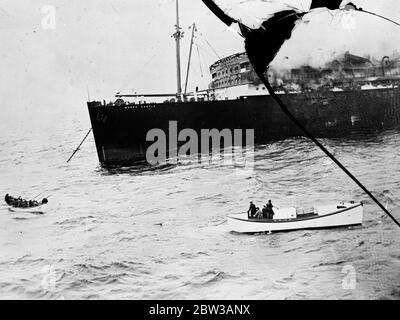 Dies sind die ersten Originalbilder, die London von der Katastrophe des amerikanischen Kreuzfahrtschiffes SS Morro Castle erreichen, in dem fast zweihundert Menschen ihr Leben verloren. Das Schiff wurde vor der Küste von Havanna durch Feuer zerstört. Die Ursache der Katastrophe , einer der größten in der maritimen Geschichte , ist immer noch ein Geheimnis , aber Beweise vor der untersuchungskommission in New York gegeben wies darauf hin, dass das Feuer durch Brandstifter begonnen wurde . Während ein Inferno an Bord der zum Tode verurteilten Burg Morro wütet, zieht eine winzige Ladung Überlebender unter dem drohenden Hüllen des unglücklichen Schiffes aus. Andere weniger f Stockfoto