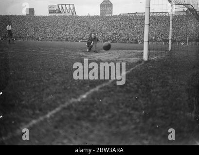 Hibbs spart im internationalen Fußballspiel in Cardiff. England gewann das erste internationale Spiel der Saison, als sie Wales 4:0 in Cardiff besiegte. Foto zeigt Harry Hibbs von Birmingham (der englische Torhüter) Rettung von Tom Evans von Tottenham Football Club (Wales) während des Spiels. 29. September 1934 Stockfoto