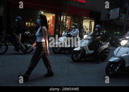 New York, NY, USA. Mai 2020. New York City Einwohner protestieren gegen den Tod von Minnesota Police Opfer George Floyd, der in Minnesota Police Department Sorgerecht starb. In viralen Videos, die online geteilt werden, wird er von Beamten mit einem Knie am Hals aufgesetzt. Die Protestierenden begannen ursprünglich am Union Square, dann Kreuzzug durch den unteren Westen Manhattans am 28. Mai 2020 in New York City. Kredit: Mpi43/Media Punch/Alamy Live News Stockfoto