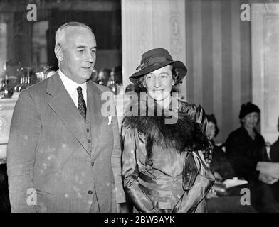 Ein früheres Bild von Sir Shenton Thomas, Gouverneur der Straits Settlements, (Gouverneur von Singapur) und Lady Thomas - beide berichtet von den Japanern in Singapur gefangen genommen. 17 Februar 1942 Stockfoto