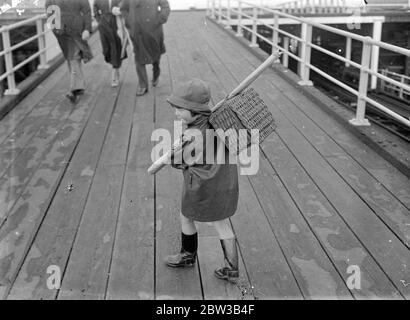 Ein junger Teilnehmer am Southend Angling Contest macht sich auf den Weg zum Southend Pier. Oktober 1934 . Stockfoto