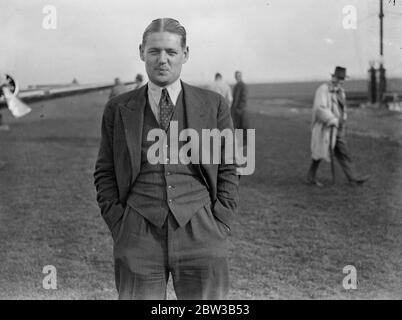 Kapitän T Neville abgebildet, wie sein Flugzeug wird für London nach Melbourne Air Race vorbereitet. Oktober 1934 . Stockfoto