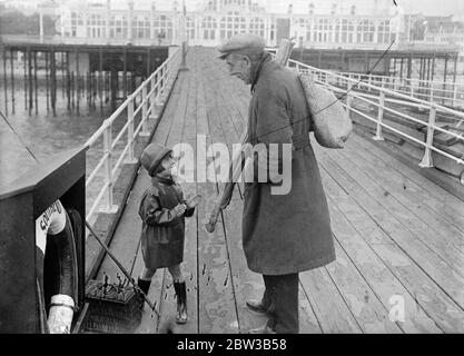 Ein junger Teilnehmer am Southend Angling Contest tauscht Tipps zum Southend Pier aus. Oktober 1934 . Stockfoto