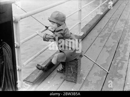 Ein junger Teilnehmer am Southend Angling Contest. Oktober 1934 . Stockfoto