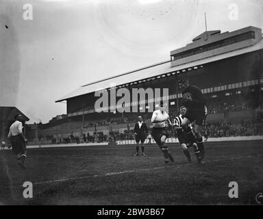 Tottenham Hotspur und Brentford treffen sich in London zur 1. Runde des Challenge Cup. Oktober 1934 . Stockfoto