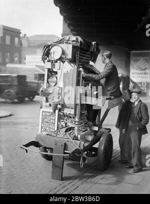 Miniture Kino Orgel, aus Odds und Ends, spielen bei Waterloo, London. Oktober 1934 . Stockfoto