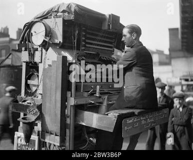 Miniture Kino Orgel, aus Odds und Ends, spielen bei Waterloo, London. Oktober 1934 . Stockfoto